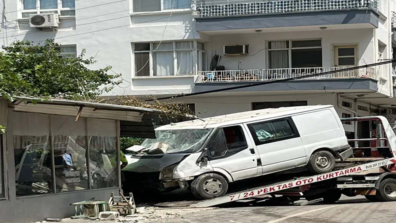 Osmaniye’de kazaya karışan minibüs kıraathaneye daldı: 1 ölü, 3 yaralı