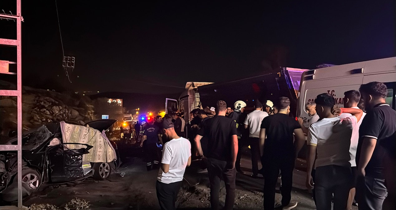 Otomobil ile kamyon çarpıştı: 2 ölü, 6 yaralı