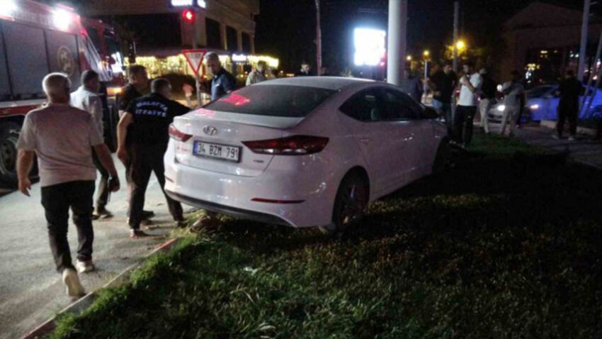 Otomobil trambus diregine carpti yarali surucu ambulanstan kacti 18wIzsq2.jpg