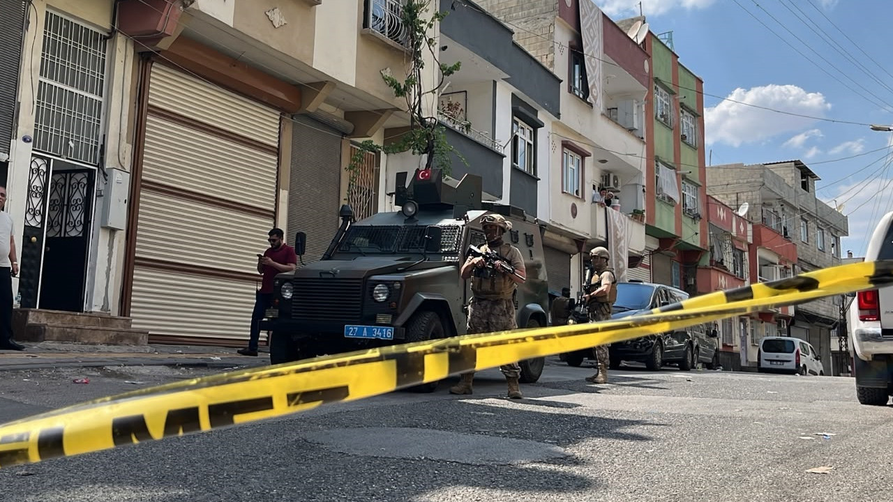 Özel Harekat polisi mahalleyi kuşattı: Silahı ile birlikte yakalandı
