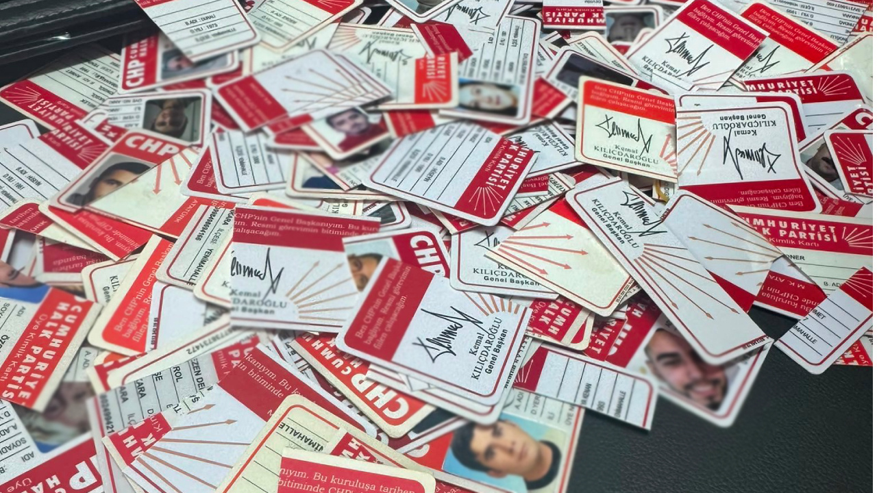 Özel’in yeni partisine geçmek için CHP ilçelerinin önünde istifa kuyruğu
