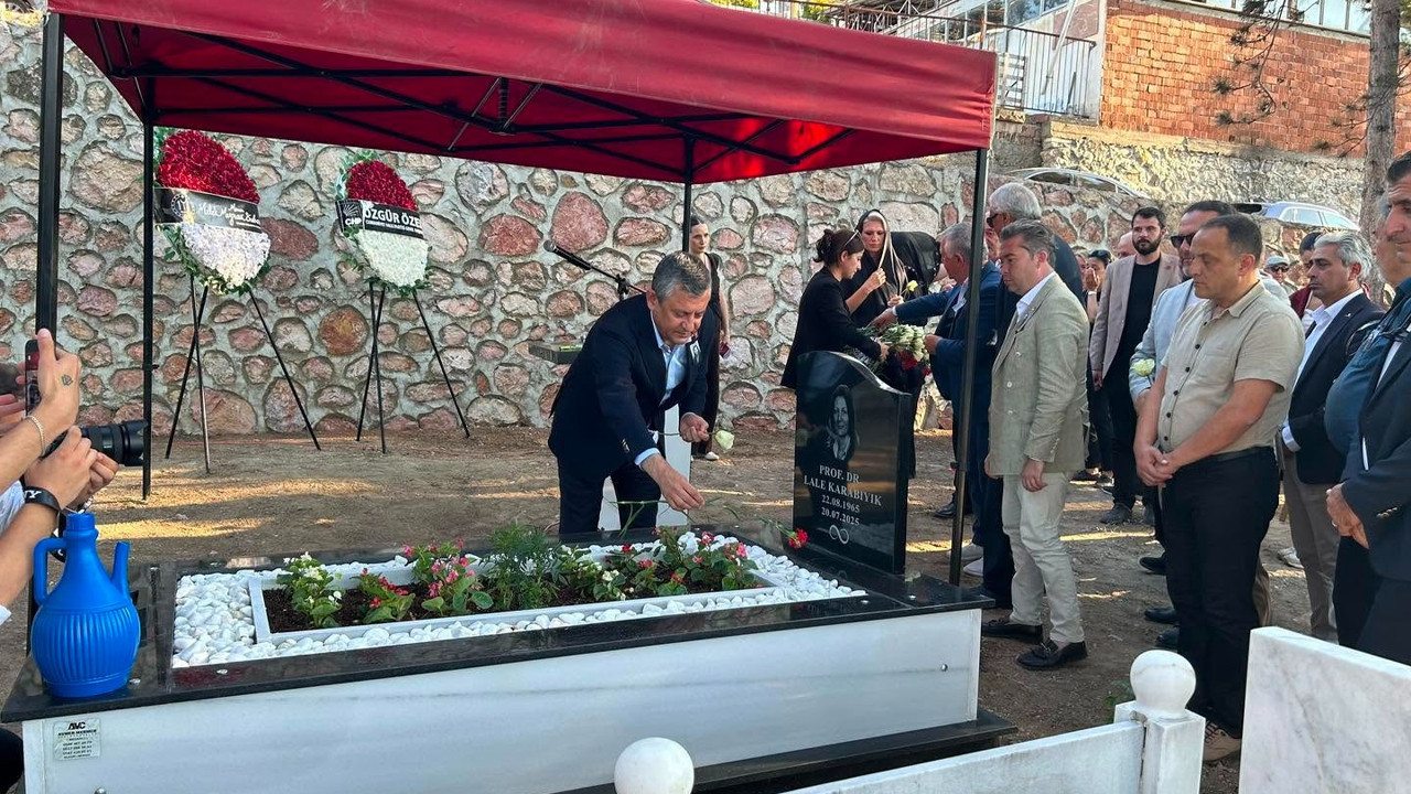 Ozgur ozel lale karabiyiki bilecikte kabri basinda andi Lq6hbsWB.jpg