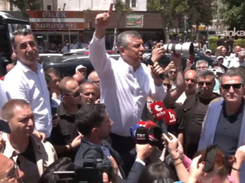 Ozgur ozel nigdede bir bankin uzerinde beni buraya sarayin gucu cikarmadi 1BPMkrHg.jpg