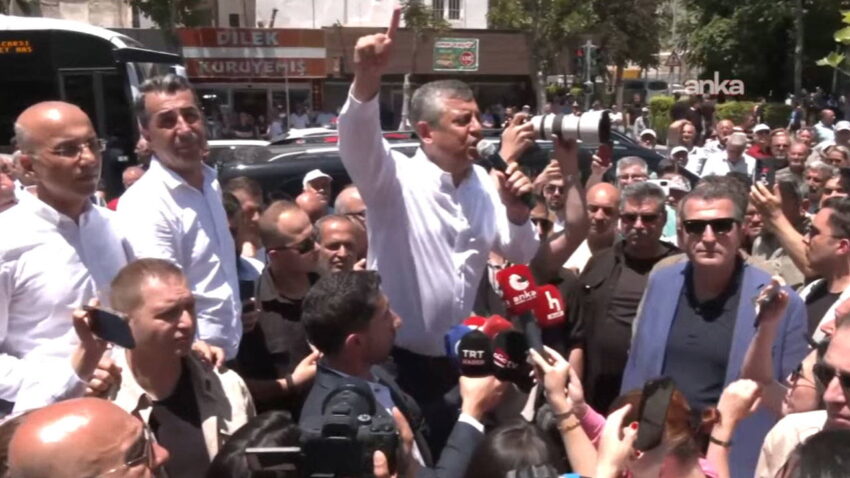 Ozgur ozel nigdede bir bankin uzerinde beni buraya sarayin gucu cikarmadi 1BPMkrHg.jpg