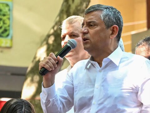 Ozgur ozel savcilarla su isimlere tutuklama istenirse yapabilecek misin deyip mulakat yapiyorlar q8h9z2VU.jpg