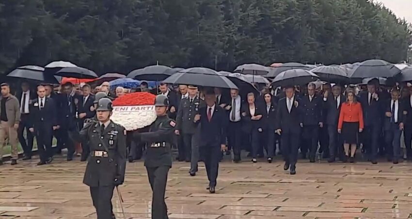 Ozgur ozelden ilk ziyaret yeni parti anitkabirde atanin huzurunda S5II5QmC.jpg