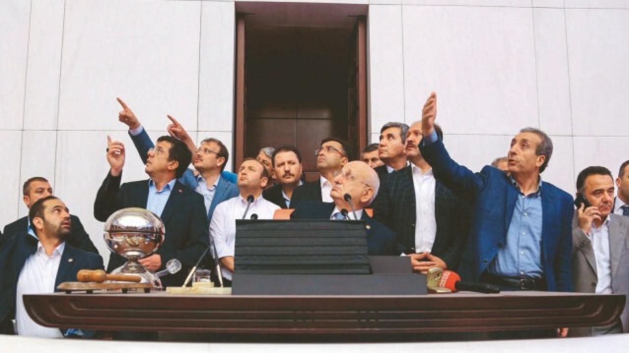 Özgür Özel’in ‘Milli Görüş ceketi’ giydiği gün: Darbe gecesi Gazi Meclis’te neler yaşandı?