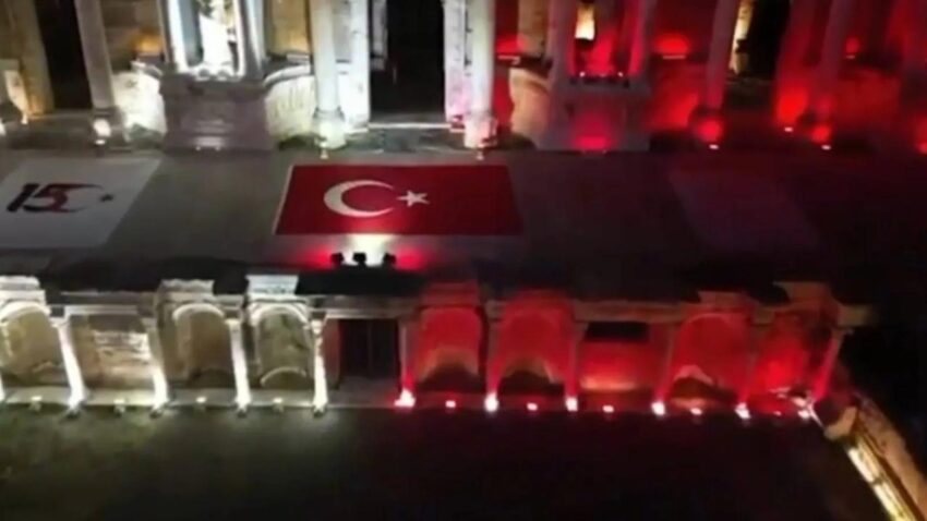 Pamukkale ve hierapolis antik kenti turk bayragi renklerinde isiklandirildi Zi1Gn6Qf.jpg