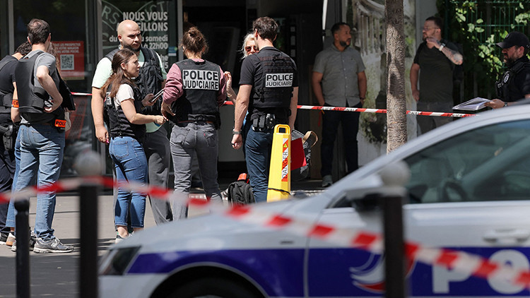 Pariste bicakli saldirgan dehset sacti izindeki polis felaketi onledi WFf1VFHg.jpg