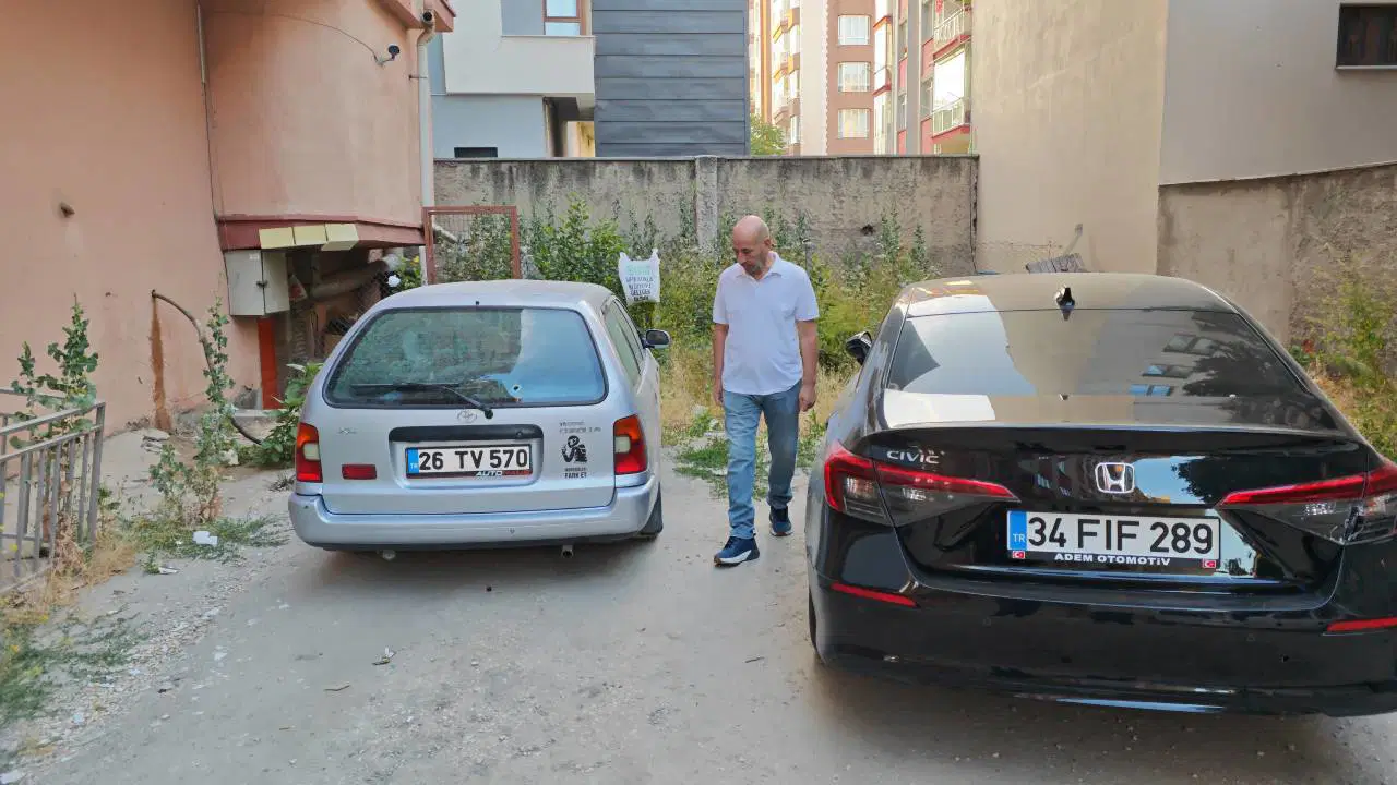 Park halindeki 2 otomobile 5 kursun isabet etti 4xyBm2j7.jpg