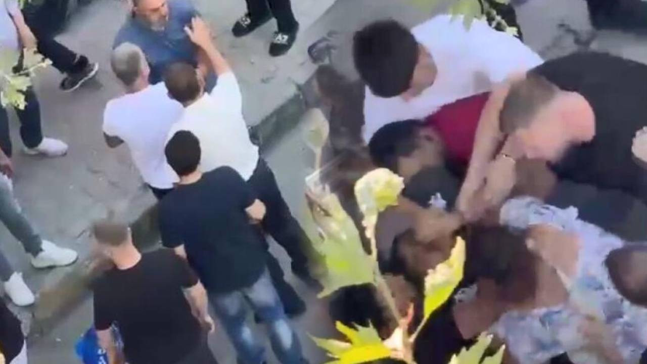 Park kavgasinda yumruklar konustu bicakla kesecegim diyerek tehditler savurdu ABT1qYus.jpg