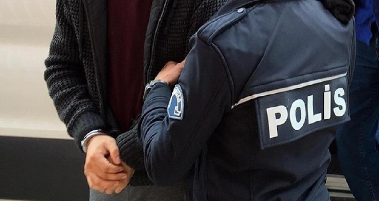 Parkta uyuşturucu satarken yakalandı!