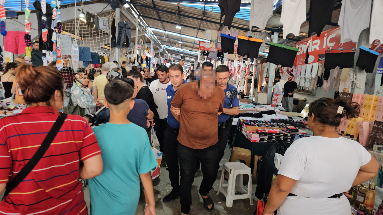 Pazar yerinde skandal kadinlari gizlice ceken erkek yakalandi NULiB9n1.jpg