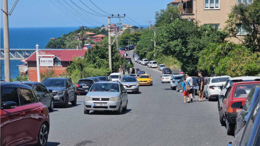 Plaj tiklim tiklim doldu otopark yetmedi araclar dizildi TyEEB47I.jpg