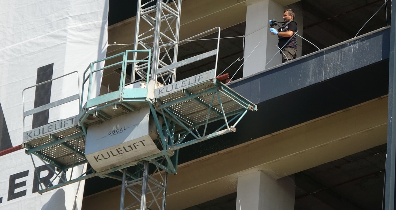 Plaza inşaatında feci ölüm