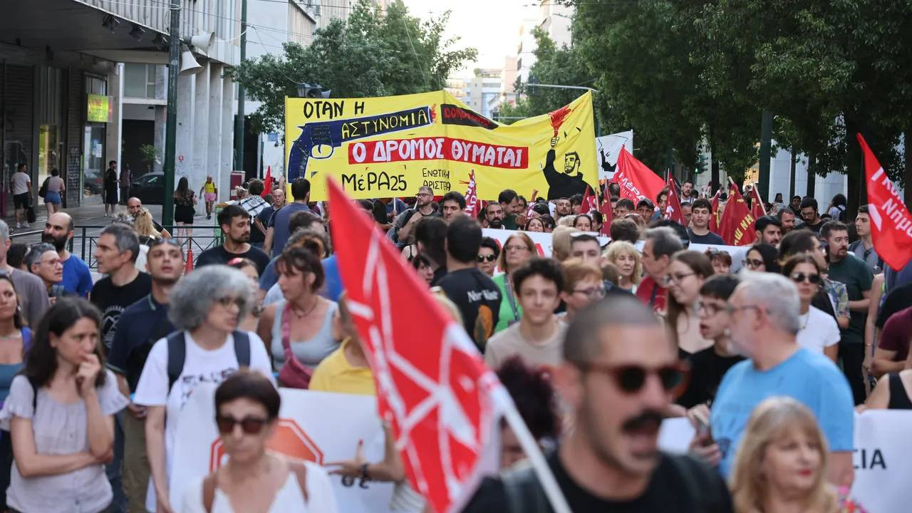Polis kurşunuyla ölen otizmli genç Yunanistan’ı sokaklara döktü!