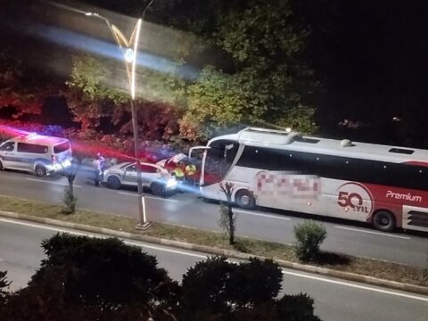 Polis otomobiline carpan yolcu otobusunun soforu alkollu cikti EJUwSSEp.jpg