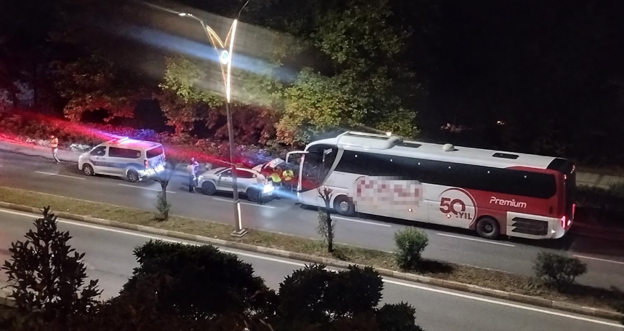 Polis otomobiline carpan yolcu otobusunun soforu alkollu cikti EJUwSSEp.jpg