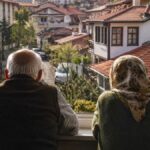 Psikologlar yaslilarin neden saatlerce pencereden bakmayi sevdiklerini acikladi TKeepjDn.jpg