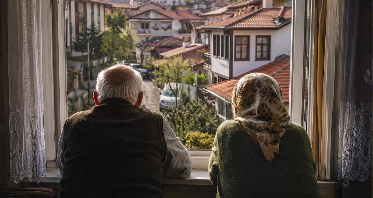 Psikologlar yaslilarin neden saatlerce pencereden bakmayi sevdiklerini acikladi TKeepjDn.jpg