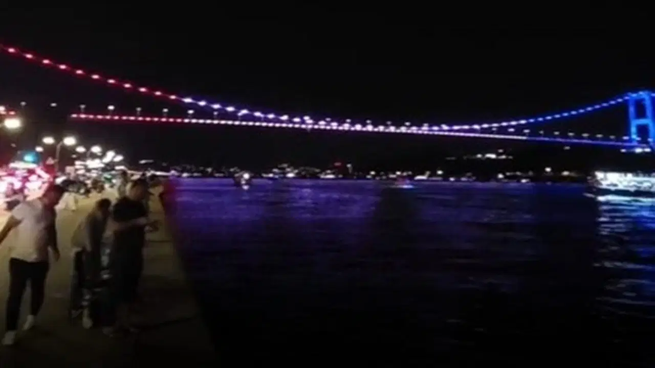 Resmi açıklama yok: Fatih Sultan Mehmet’in adını taşıyan köprü ABD bayrağıyla aydınlandı!