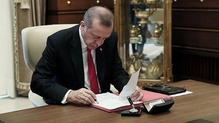 Resmi gazetede yayimlandi erdogan imzaladi 8 universiteye rektor atandi 4PQMOOB8.jpg