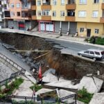 Rizede insaat kazisinda once istinat duvari ardindan yol coktu korkunc goruntuler dukbC2Lq.jpg
