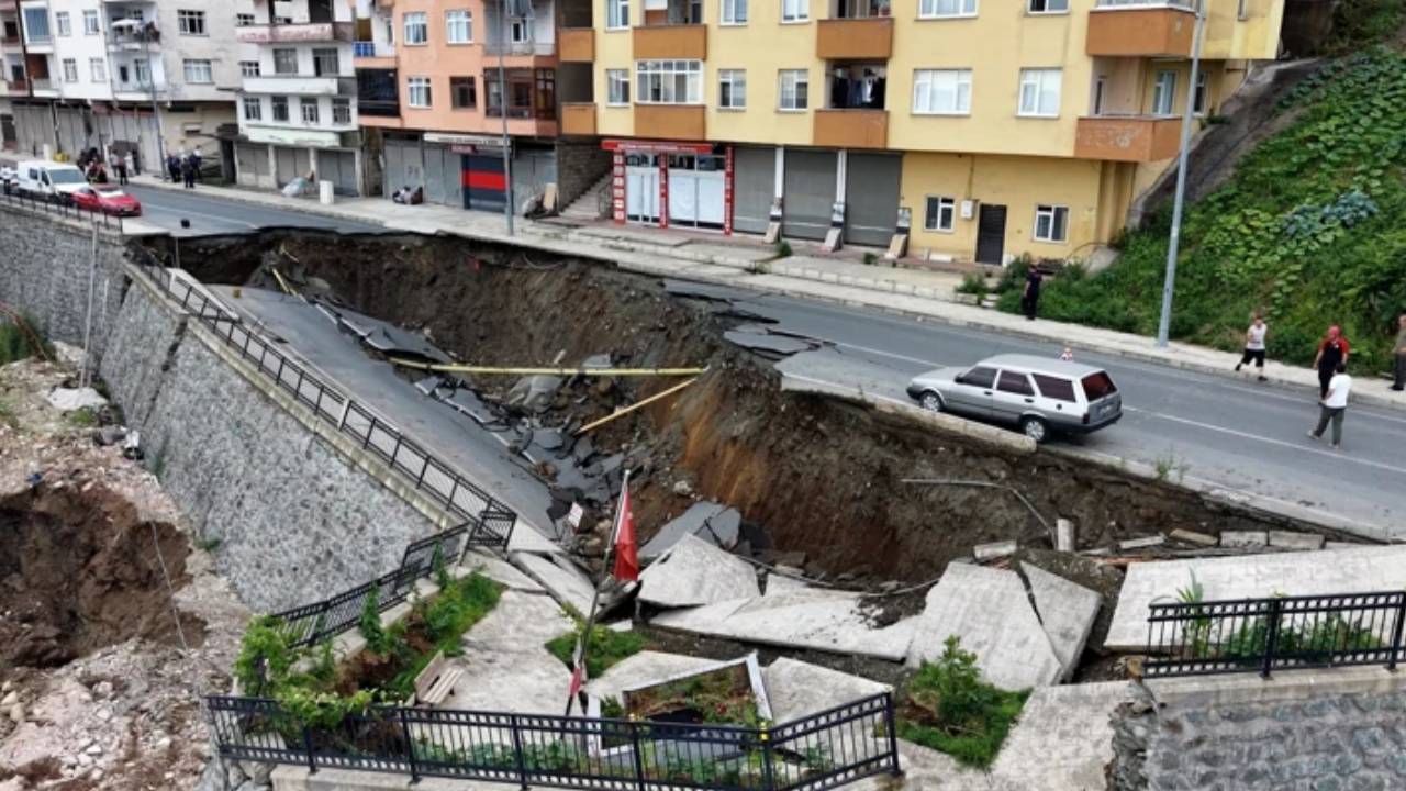 Rize’de yurt inşaatı sırasında yol çöktü