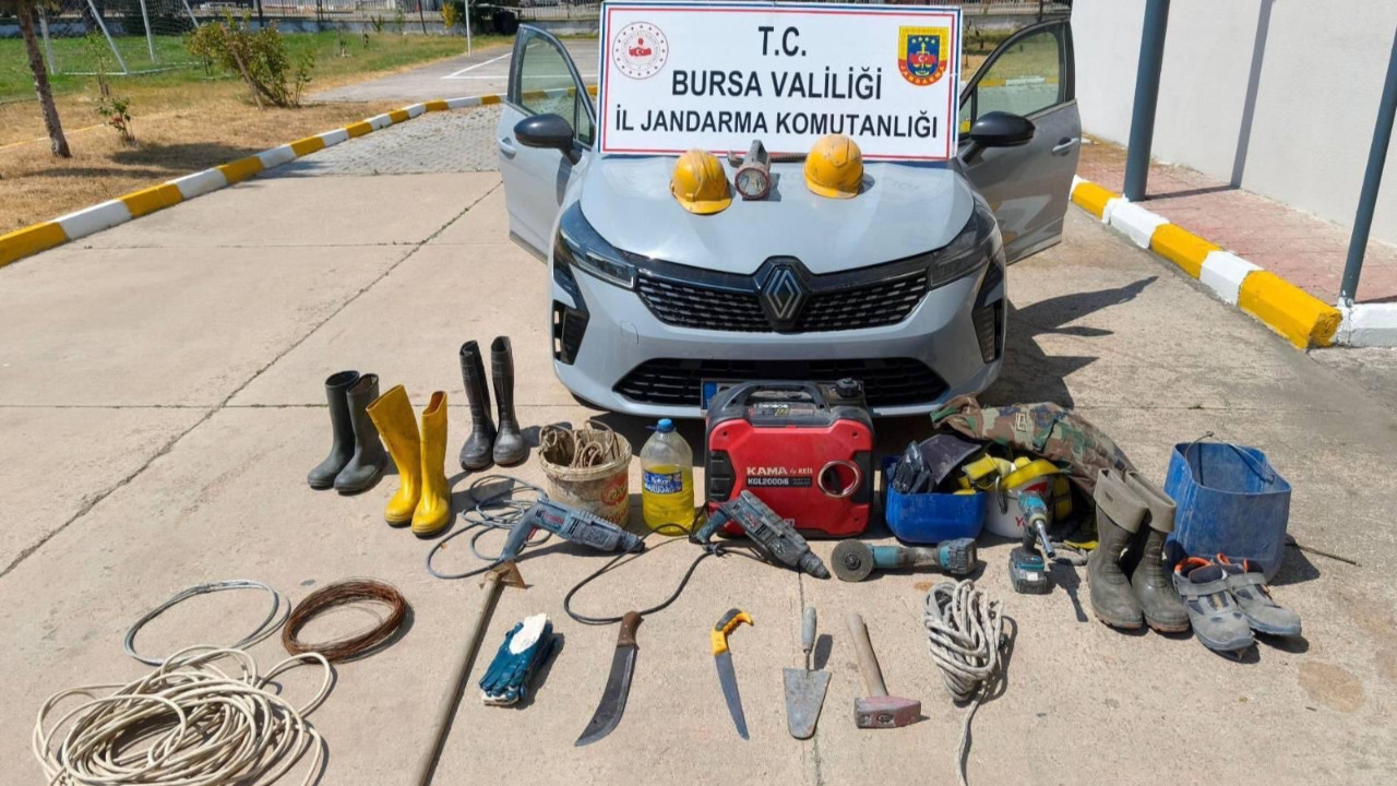 Roma mezarlarına 35 metrelik kaçak tünel: 5 şüpheli suçüstü yakalandı