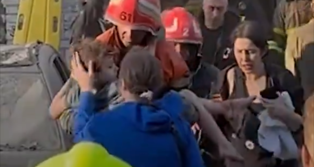 Rusya Kiev’e bomba yağdırdı: İki çocuk enkazdan zor kurtarıldı