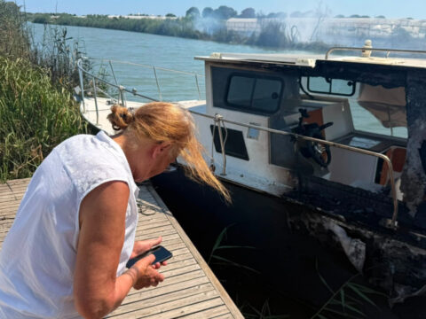 Ruzgarin buyuttugu yangin villanin bahcesine sicradi milyonluk tekne kul oldu hKRfaTQp.jpg