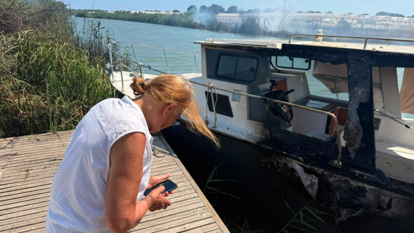 Ruzgarin buyuttugu yangin villanin bahcesine sicradi milyonluk tekne kul oldu hKRfaTQp.jpg