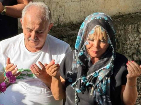 Safiye soyman oglunun mezarinda aglayarak anlatti gozyaslarim gece gunduz hic durmuyor UAYRUyJY.jpg