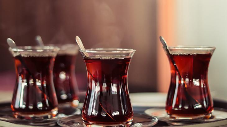 Sahte cay kendini nasil ele verir demlikteki ve bardaktaki gizli ipuclari KzwyhDWr.jpg