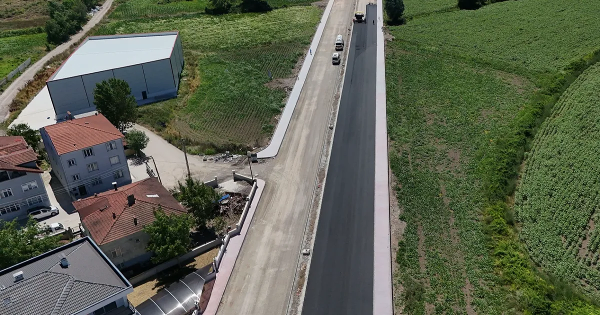 Sakarya’da Yazlık Kavşağı’nın yükünü alacak duble yolda asfalt başladı
