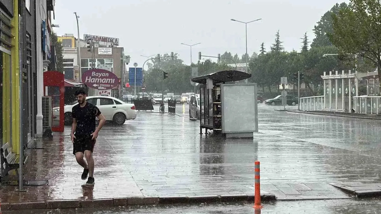 Sakarya’yı sağanak vurdu: Su birikintileri oluştu