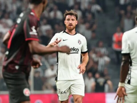 Salih ozcandan takim arkadaslarina ovgu LlTSyN9Q.jpg