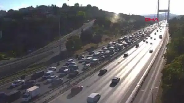 Sariyer tem otoyolunda banka personelini tasiyan midibus devrildi cok sayida yarali var pQ9nI4CF.jpg