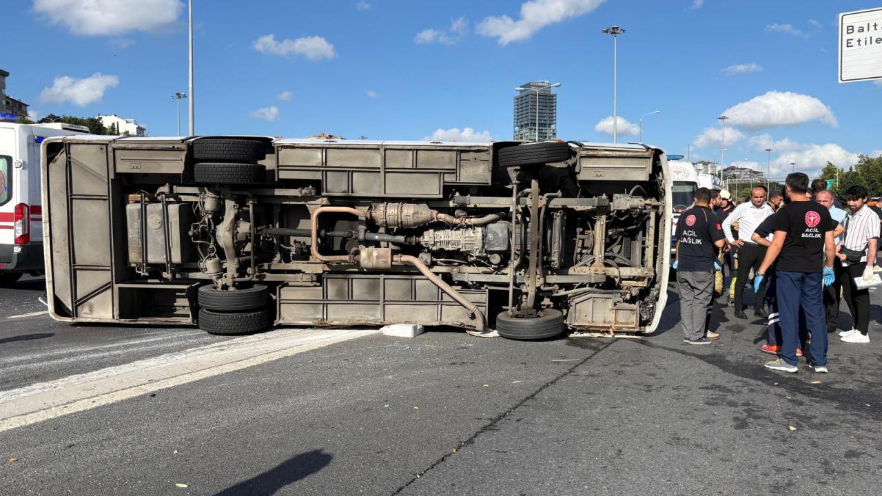 Sarıyer’de korkunç kaza! Yolcu midibüsü devrildi: 13 yaralı