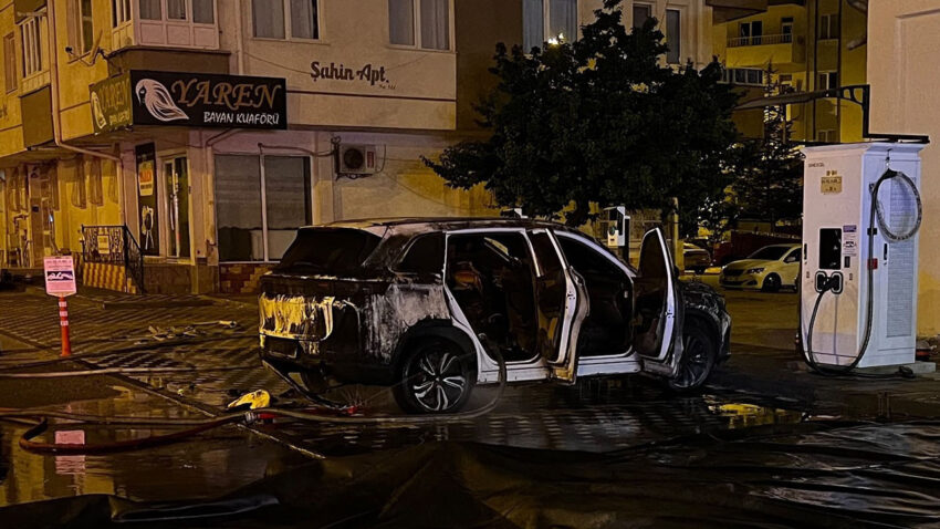 Sarj istasyonunda elektrikli otomobil yandi arac kullanilamaz hale geldi CaMqdtIz.jpg