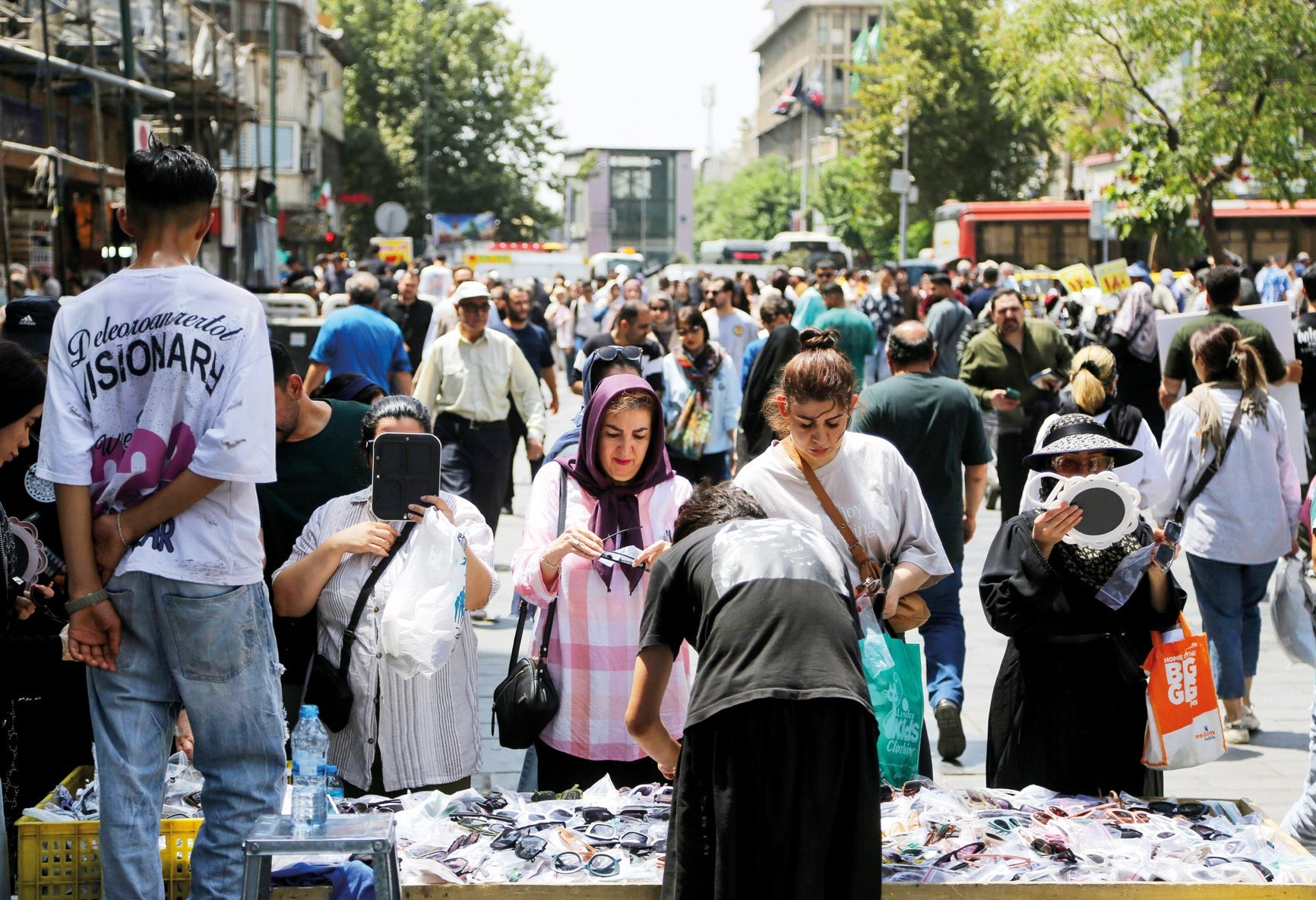 Savaşın gölgesinde hayat durdu… İranlılar mutsuz yorgun endişeli