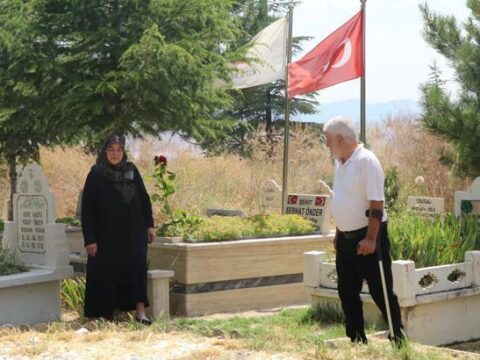 Sehit ogullarini yalniz birakmadilar hayatlarini degistirip mezarinin yanina tasindilar eTiJhfUK.jpg