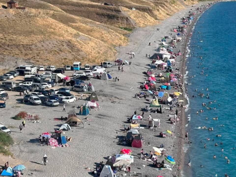 Sicak havadan bunalanlar van golu sahillerine akin etti Br1ghCwG.jpg