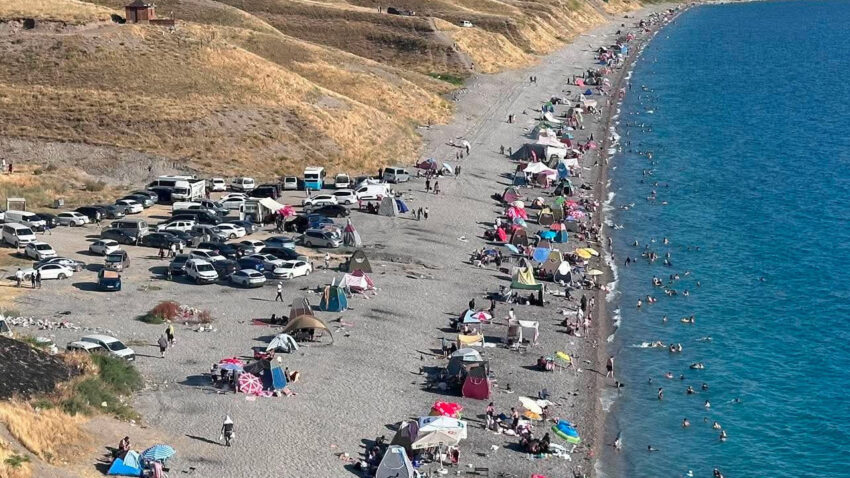 Sicak havadan bunalanlar van golu sahillerine akin etti Br1ghCwG.jpg