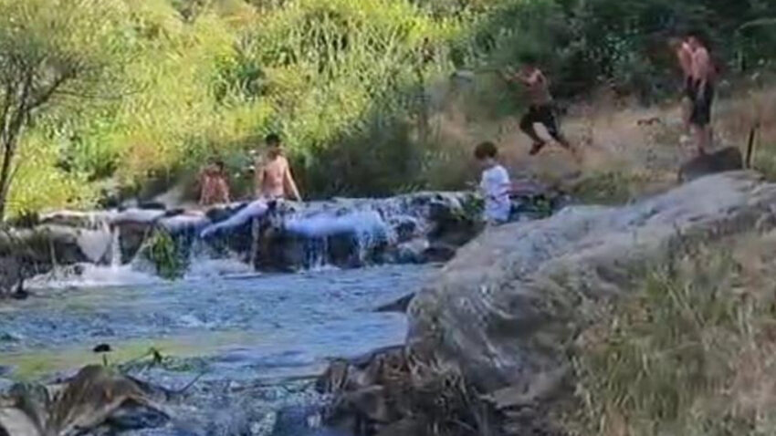 Sicaklardan bunalan cocuklar icin dere havuza donusturuldu FtDtcv2O.jpg