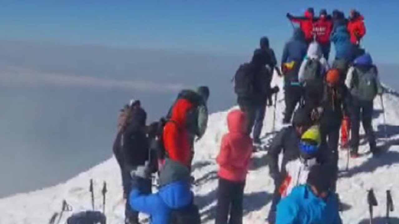 Şiddetli rüzgara meydan okuyup dağın zirvesine ulaştılar