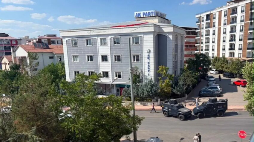 Siirtte akp il baskanligi onunde supheli canta alarmi patlatildi icinden kiyafet cikti CXzLcyXF.jpg