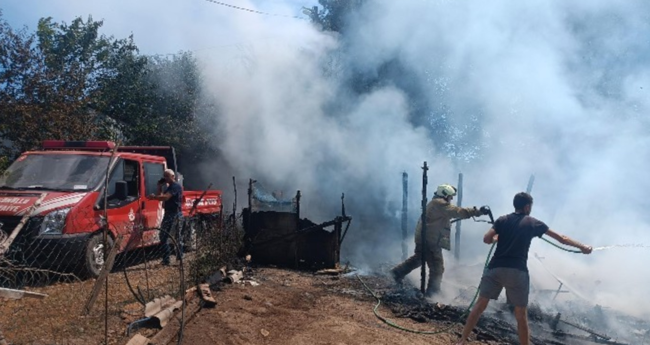 Silivri’de bir çiftliğin odunluğunda çıkan yangın kulübeye sıçradı