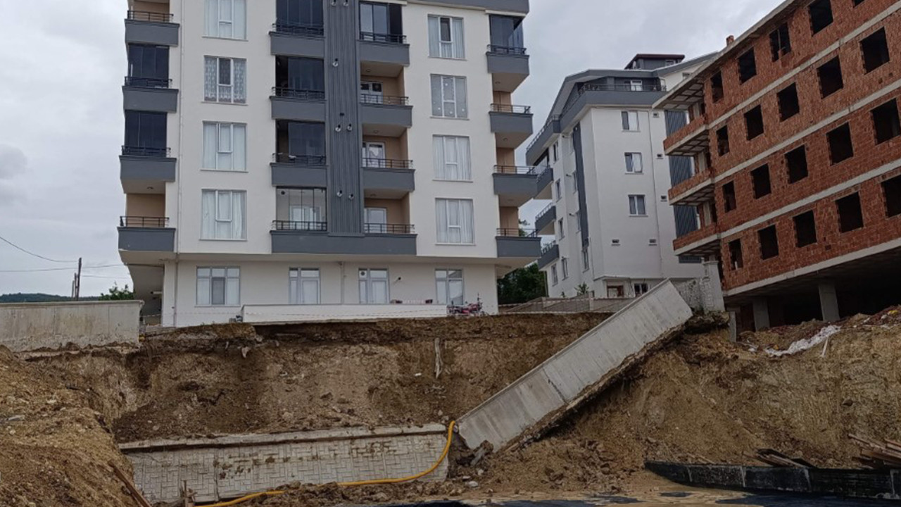 Sinop’ta korku dolu anlar: Apartmanın istinat duvarı yağış sonrası çöktü