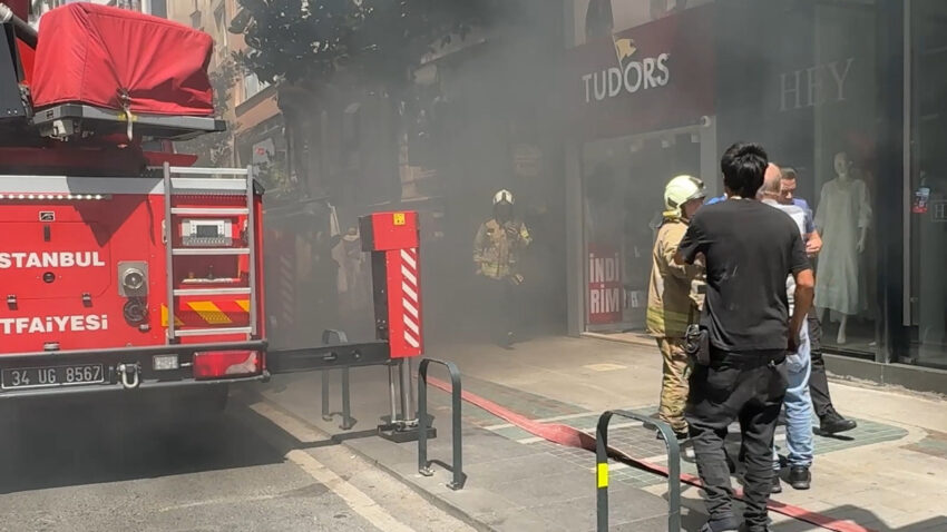Sislide yeraltindan yukselen dumanlar itfaiyeyi alarma gecirdi Zzhxs8ZX.jpg